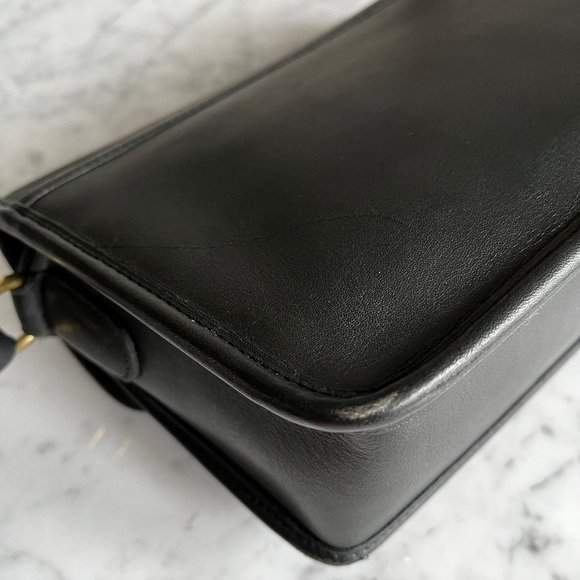 Elegant Black Leather Shoulder Bag - Picture 11 of 16